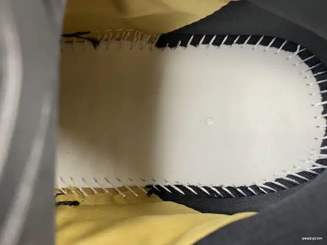 Flux' MNVN Boost GZ0717 Yeezy 'Honey 700 0610